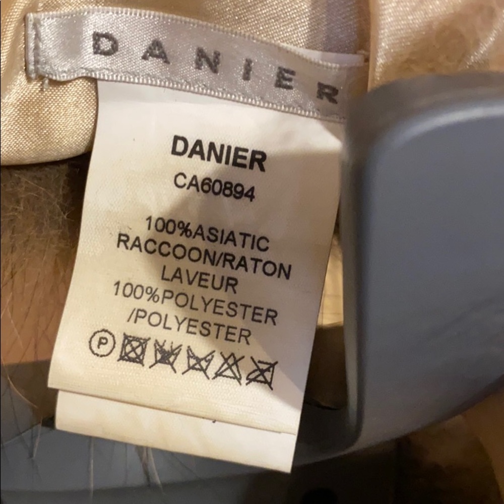 Danier scarf - Picture 2 of 3